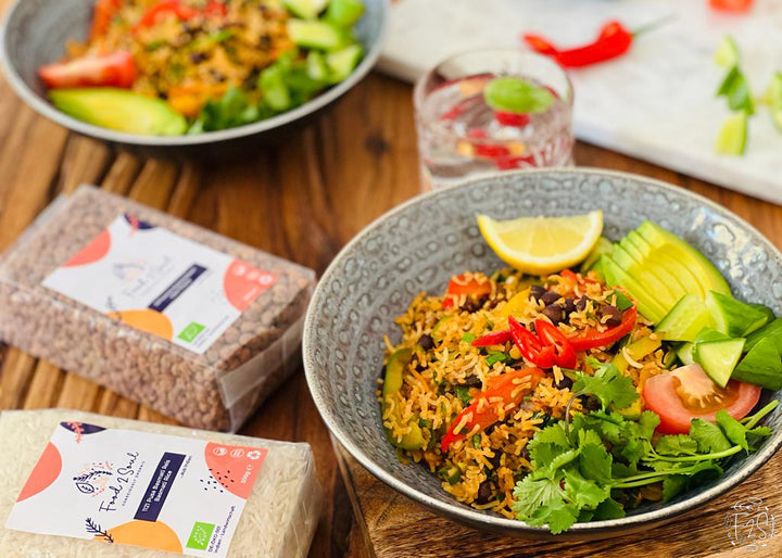 Veganer, proteinreicher gebratener Reis mit Kala Chana